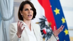Verfassungsministerin Karoline Edtstadler (ÖVP) sieht die geplanten Rückkzahlungen von Corona-Strafen in Niederösterreich als problematisch an. (Bild: APA/GEORG HOCHMUTH)