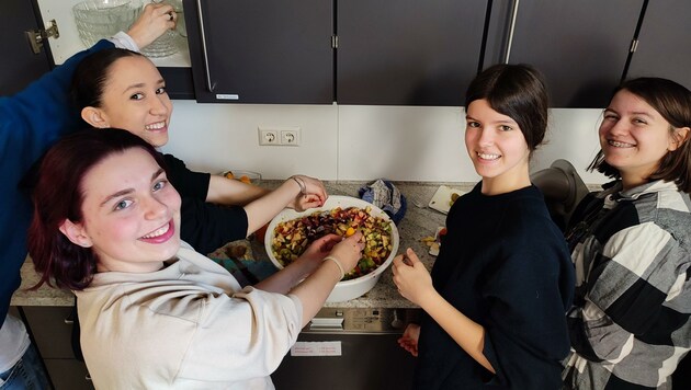 Das „Essen für die Seele“-Team beim Zubereiten der Speisen. (Bild: ZVG)