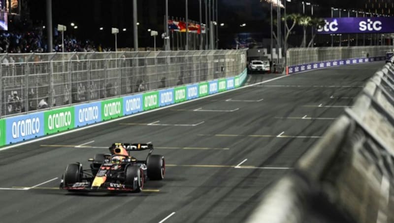 Sergio Perez gewinnt den Großen Preis von Saudi-Arabien. Die schnellste Rennrunde schnappt sich aber Teamkollege Max Verstappen. (Bild: APA/AFP/Ben Stansall)