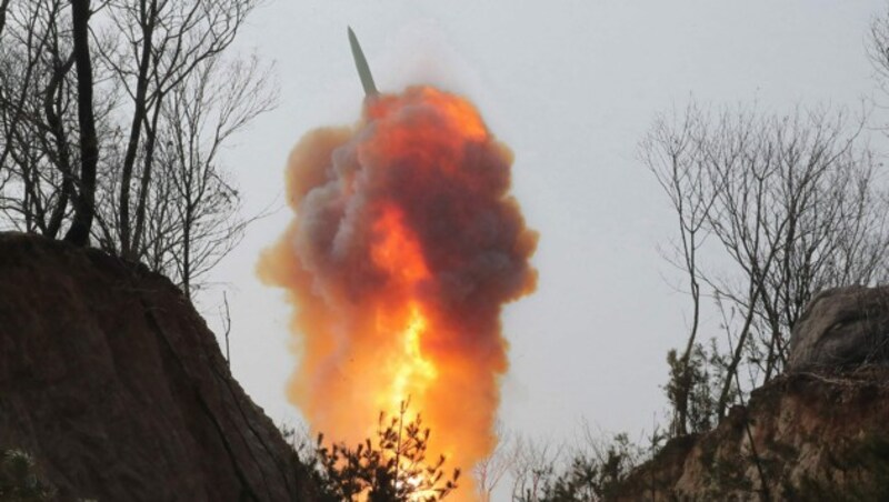 Die taktische ballistische Rakete war mit der Attrappe eines Nuklearsprengkopfs bestückt. (Bild: AFP/KCNA via KNS)