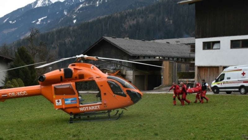 Der Busfahrer wurde mit dem Hubschrauber in die Klinik geflogen. (Bild: zoom.tirol)