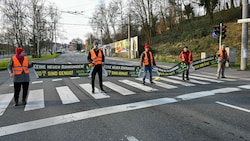 Nur Sekunden, nachdem dieses Bild entstanden war, klebten sich die Mitglieder der „Letzten Generation“ auf der Waldeggstraße in Linz fest. (Bild: Harald Dostal)