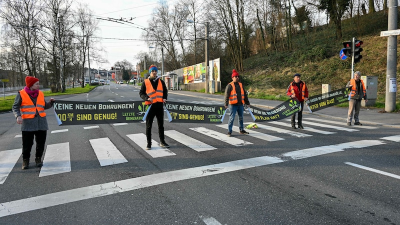 Nur Sekunden, nachdem dieses Bild entstanden war, klebten sich die Mitglieder der „Letzten Generation“ auf der Waldeggstraße in Linz fest. (Bild: Harald Dostal)