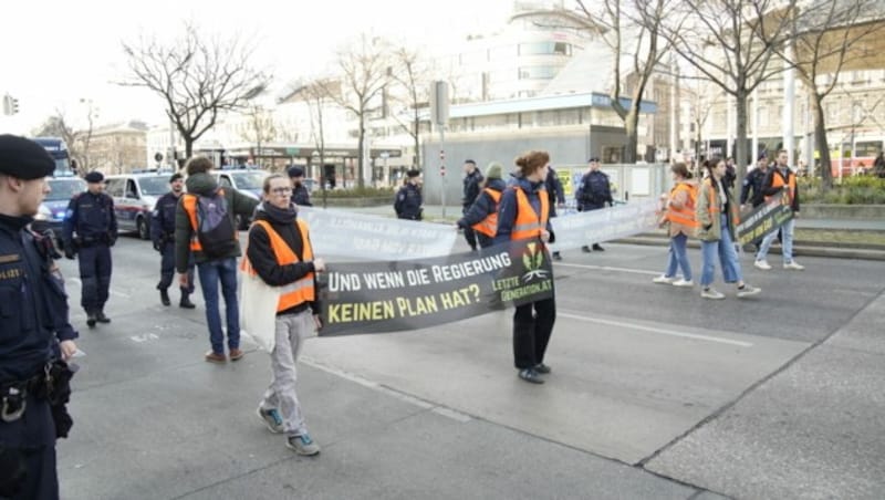 Die Klimaaktivisten versammelten sich am Montag auch am Wiener Westbahnhof. (Bild: andreas stroh)