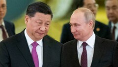 Der chinesische Staatschef Xi Jinping (links) und Russlands Präsident Wladimir Putin (Bild: Associated Press)