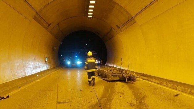 Der Anhänger blieb in der Tunnelröhre liegen. (Bild: FF Feistritz/Drau)