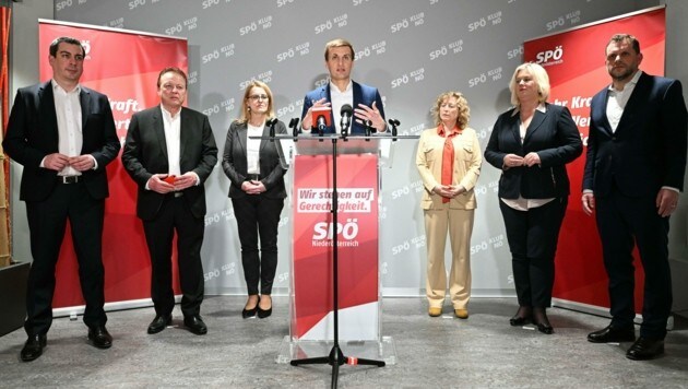 Sven Hergovich (Mitte) und sein Team (Bild: HELMUT FOHRINGER / APA / picturedesk.com)