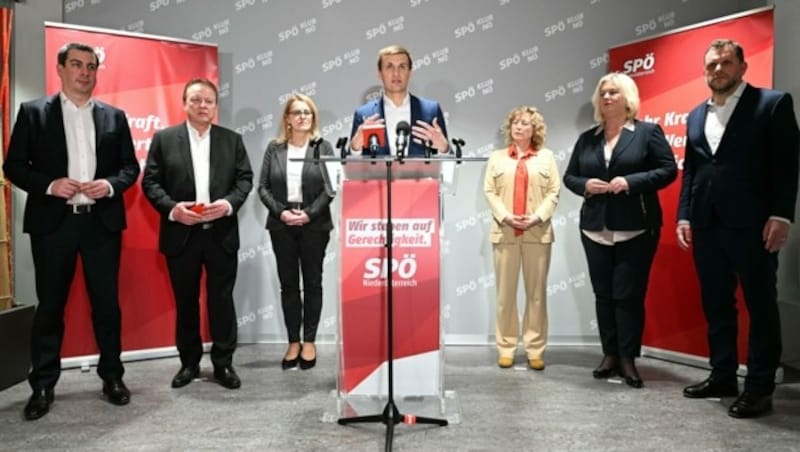 Günther Sidl, Hannes Weninger, Ulrike Königsberger-Ludwig, der designierte SPÖ-Landeschef Sven Hergovich, Eva Prischl, Elvira Schmidt und Wolfgang Zwander. (Bild: HELMUT FOHRINGER / APA / picturedesk.com)