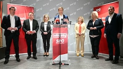 Sven Hergovich (Mitte) und sein Team (Bild: HELMUT FOHRINGER / APA / picturedesk.com)