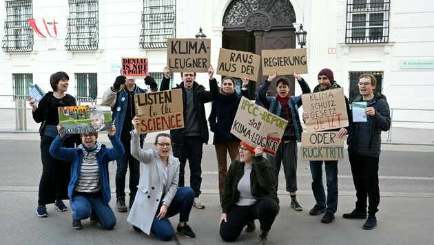 Die Protestaktion von Fridays For Future am Montag vor dem Bundeskanzleramt in Wien. (Bild: APA/HELMUT FOHRINGER)