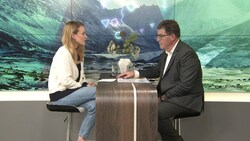 krone.tv-Moderatorin Raphaela Scharf im Gespräch mit dem Chefarzt der Österreichischen Gesundheitskasse (ÖGK), Dr. Andreas Krauter. (Bild: krone.tv)