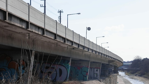 Rund 56.000 Autos täglich müssen ein Jahr lang mit halb so viel Platz wie gewohnt auskommen. (Bild: Tomschi Peter)