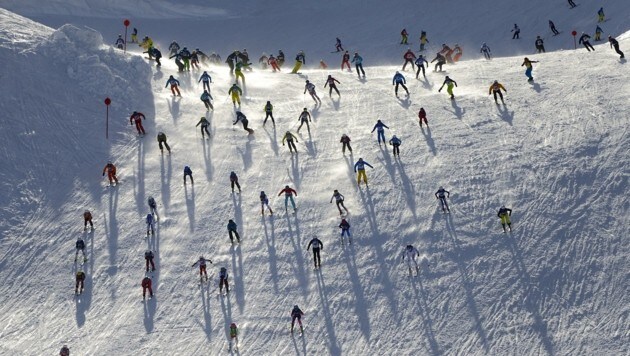 Bisher waren die Pisten gut gefüllt. Zum Saisonausklang sollen das Events wie etwa der „Weiße Rausch“ in St. Anton schaffen. (Bild: TVB St. Anton am Arlberg)