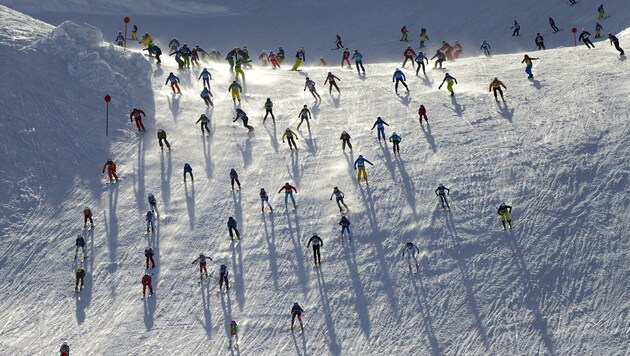 Bisher waren die Pisten gut gefüllt. Zum Saisonausklang sollen das Events wie etwa der „Weiße Rausch“ in St. Anton schaffen. (Bild: TVB St. Anton am Arlberg)
