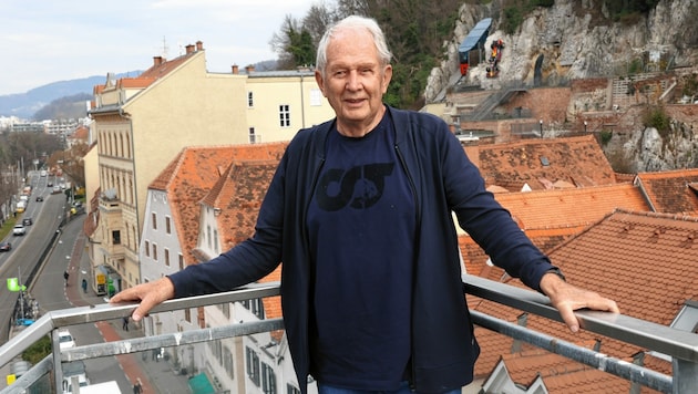 Helmut Marko auf der Dachterrasse seines Büros mit Blick auf sein Hotel und die Schloßbergbahn. (Bild: Christian Jauschowetz)