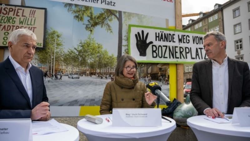 Walter Zimmeter (Vorstand Tiefbau), StR Uschi Schwarzl und Bürgermeister Willi (v. li.) präsentierten die Vorzüge des Siegerprojektes Neugestaltung. (Bild: Liebl Daniel)