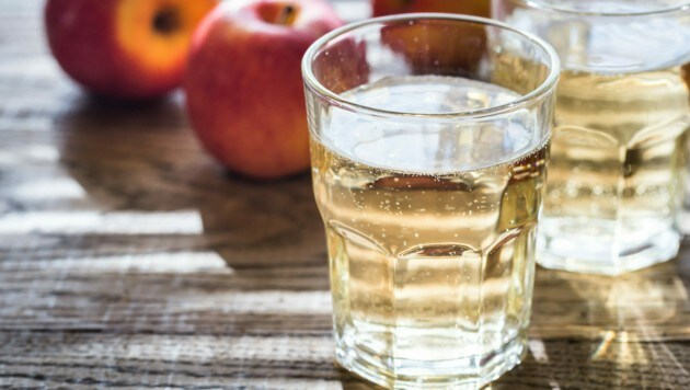 Gespritzter Apfelsaft ist hierzulande ein beliebter Durstlöscher - vor allem dann, wenn der Preist stimmt. (Bild: alex9500 - stock.adobe.com)