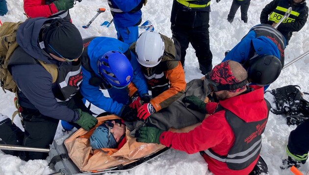 Der „Verletzte“ wird versorgt und abtransportiert (Bild: Alpinpolizei)