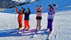 Das Skifahren macht diesen Schülerinnen richtig Spaß. (Bild: Silke Ofer)