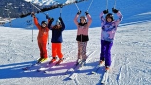 Das Skifahren macht diesen Schülerinnen richtig Spaß. (Bild: Silke Ofer)