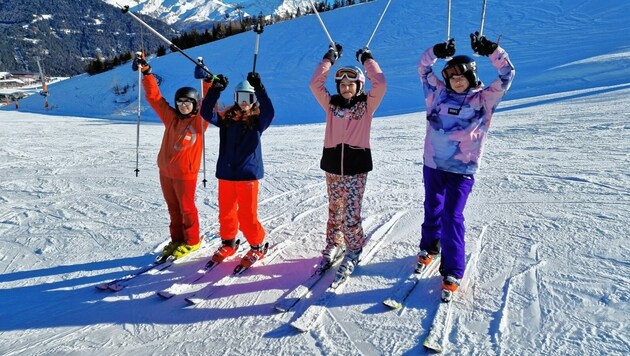 Das Skifahren macht diesen Schülerinnen richtig Spaß. (Bild: Silke Ofer)