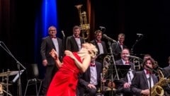 Die Lungau Big Band gemeinsam mit der schwedischen Multiinstrumentalistin Gunhild Carling. (Bild: Gunhild Carling)