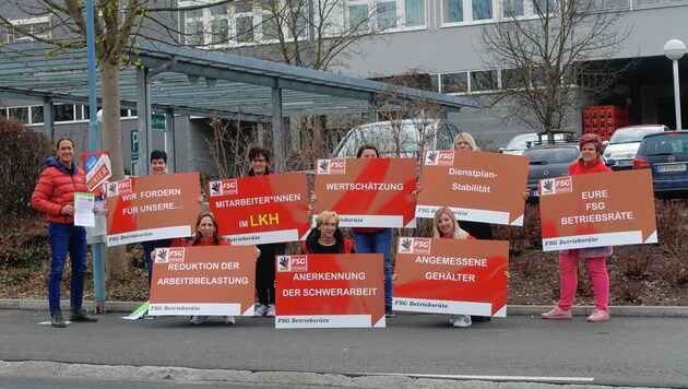 Die Wanderplakate wurden am Montag vor dem LKH Feldbach angebracht und kommen danach vor das Krankenhaus in Weiz. (Bild: Christian Fürntrat)