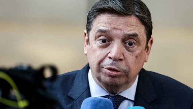 Spaniens Landwirtschaftsminister Luis Planas will Totschnig umstimmen. (Bild: APA/AFP/Kenzo TRIBOUILLARD)