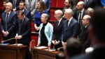 Die französische Premierministerin Elisabeth Borne (MItte) überstand in der Nationalversammlung zwei Misstrauensabstimmungen. (Bild: AFP)