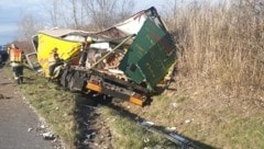 Der Sattelzug wurde durch den Crash völlig zerstört. (Bild: FF Neufeld)