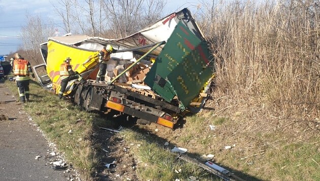 Der Sattelzug wurde durch den Crash völlig zerstört. (Bild: FF Neufeld)