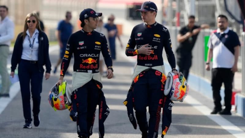 Im Kampf um die Weltmeisterschaft: Sergio Perez (l.) und Max Verstappen (r.). (Bild: AP Photo/Frank Augstein)