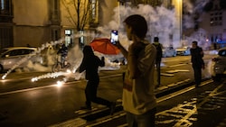Obwohl die Pensionsreform in Frankreich mittlerweile beschlossen ist, gehen immer noch viele Menschen dagegen auf die Straße. (Bild: AFP)