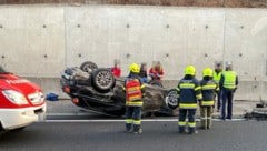 Aus noch unbekannten Ursachen hatte sich der Pkw überschlagen. (Bild: FF Pörtschach)