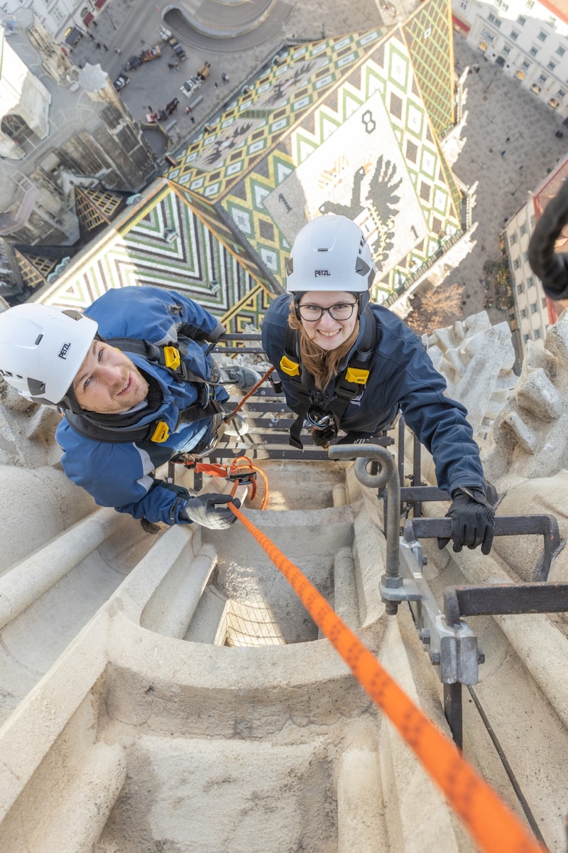 Sabrina zusammen mit Morningshow-Moderator Fredi Hahn beim Aufstieg auf den Südturm des Stephansdoms (Bild: Erzdiözese Wien/ Schönlaub)