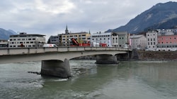 Die Steinbrücke in Schwaz ist in die Jahre gekommen. Ab Herbst 2023 wird sie abgerissen und neu gebaut. (Bild: MANUEL SCHWAIGER)