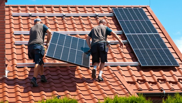 PV-Anlagen werden in allen Bundesländern eifrig montiert. Ob es aber für die Klimaziele 2030 reicht? (Bild: Anna Czapnik - stock.adobe.com)