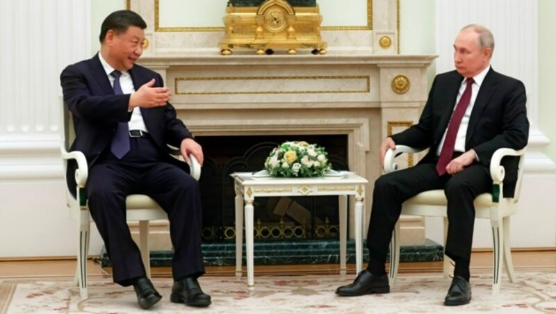 Während des Gesprächs mit Chinas Staatschef Xi Jinping wippte Kremlchef Wladimir Putin immer wieder nervös mit den Füßen. (Bild: Sergei Karpukhin, Sputnik, Kremlin Pool Photo via AP)