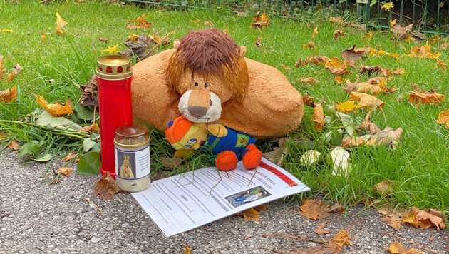 Ein Teddybär, Kerzen und Zeugenaufrufe wurden dort platziert. (Bild: ZOOM.TIROL)
