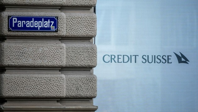 Die per Notübernahme gerettete Schweizer Großbank Credit Suisse hat trotz Milliardenverlusten ihren Topleuten für das Vorjahr Boni im Umfang von rund einer Milliarde Franken zugesagt. (Bild: AFP/Fabrice Coffrini)