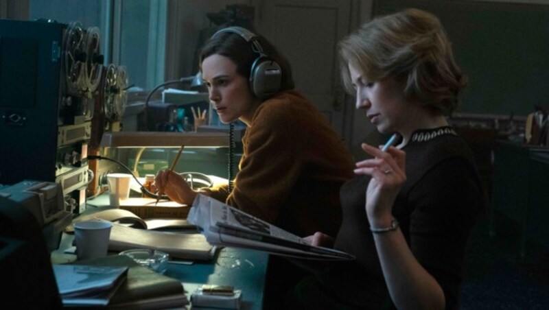 Keira Knightley und Carrie Coon in „Boston Strangler“. (Bild: Disney+)