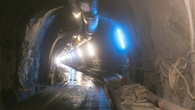 Im Stollensystem von Bürs unterwegs: Die Illwerke luden zu einer Tour durch den Sondierungsstollen des Lünersee-Kraftwerks II. (Bild: Mathis Fotografie)