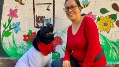 Knuddelwuff „Onnie“ mit seiner Besitzerin, Psychologin Alicia de la Rosa, vor dem Zentrum von „Ärzte ohne Grenzen“ in Mexico City (Bild: Yesika Ocampo - Ärzte ohne Grenzen)