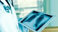 Tablet statt Papier, PDF ersetzt Befund, Grüner Pass verdrängt das gelbe Impfheft: Die Digitalisierung schreitet auch im Gesundheitswesen voran. Doch wie weit ist man tatsächlich? (Bild: stock.adobe.com)