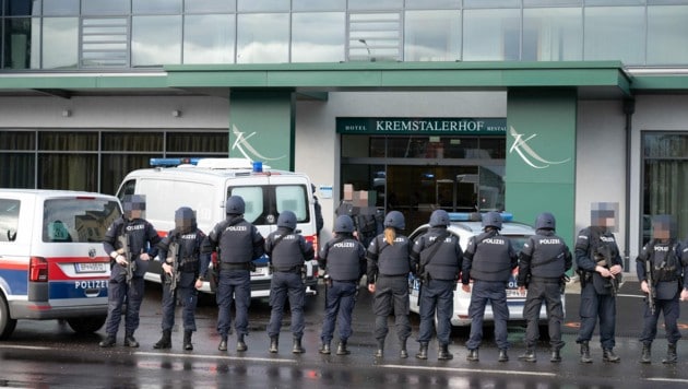 Nach der Festnahme beim Kremstalerhof in Leonding sicherten Polizisten den Tatort. (Bild: Kerschbaummayr Werner, Krone KREATIV)