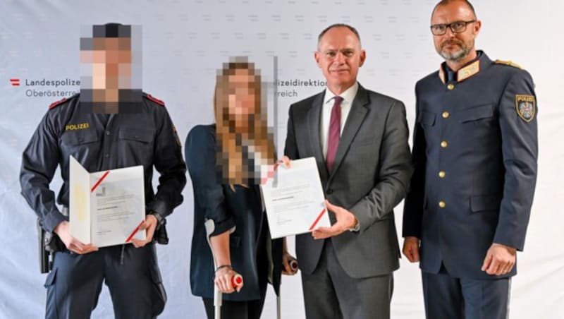 Die beiden Polizisten (26 und 21) wurden von Innenminister Gerhard Karner und Landespolizeidirektor Andreas Pilsl (von links) für ihren Einsatz ausgezeichnet. (Bild: Dostal Harald, Krone KREATIV)