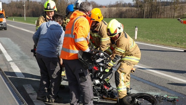 Das Motorrad des Unfalllenkers wurde vollkommen zerstört, als es in Haag am Hausruck gegen die Seite eines Pkw krachte (Bild: laumat.at/Matthias Lauber)