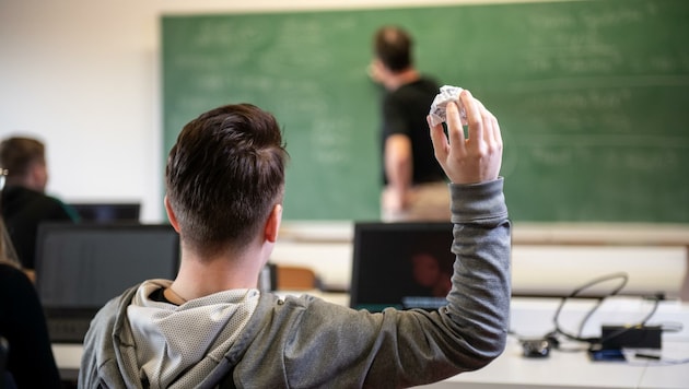 Auf den Lehrer „schießen“ - Lehrer beklagen auch den mangelnden Respekt von Schülern. (Bild: Imre Antal)