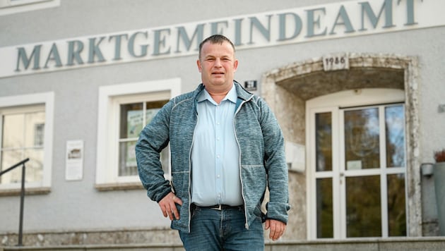 Ferdinand Aigner vor dem Gemeindeamt, dass er im Juni 2023 zum allerletzten Mal als Bürgermeister verlassen wird. (Bild: Markus Wenzel)