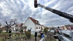 Großeinsatz für die Feuerwehr: Nach zweieinhalb Stunden war der Brand gelöscht. Die Frau konnte nur noch tot aus dem Container geborgen werden. (Bild: Schulter Christian)